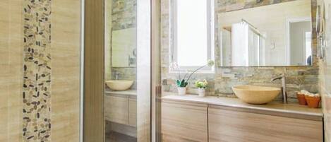 Serviettes fournies, papier toilette