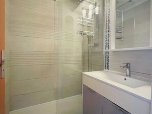 Hair dryer, towels - 2-room apartment with parking, WIFI, and air conditioning (Canet-en-Roussillon)