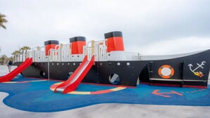 A children's play area with slides and a lifebuoy symbol. - Stunning apartment with AC and terrace in Canet-en-Roussillon (Canet-en-Roussillon)