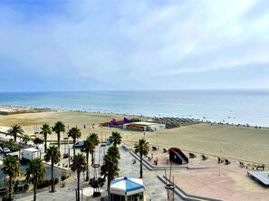 A beach with a playground, palm trees, and a clear sky. - Stunning apartment with AC and terrace in Canet-en-Roussillon (Canet-en-Roussillon)