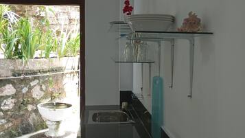 Kühlschrank, Herdplatte, Wasserkocher, Toaster