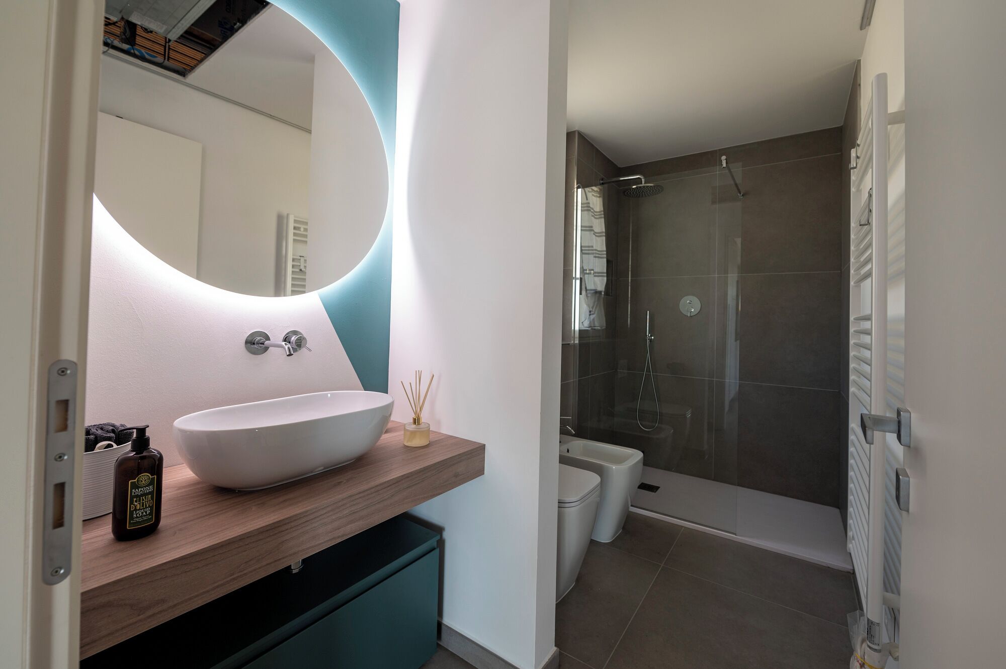 Doccia, asciugacapelli, bidet, asciugamani