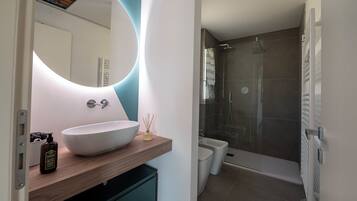 Doccia, asciugacapelli, bidet, asciugamani