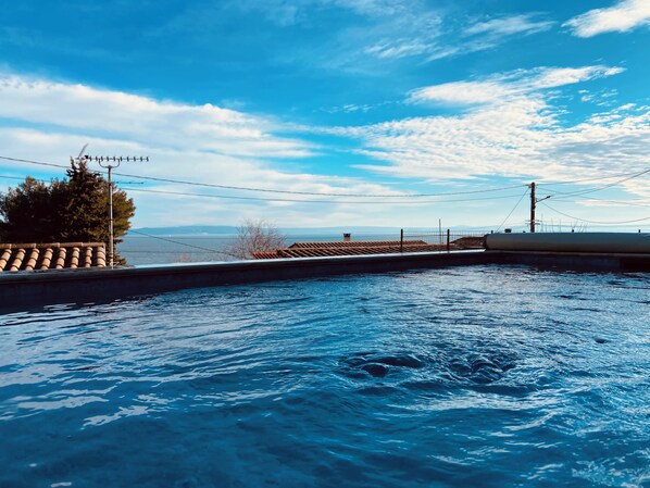 Outdoor pool, a heated pool - Dépendance Avec Jacuzzi, vue Panoramique sur Lanse du Ranquet et Plage à Pied ! (Istres)