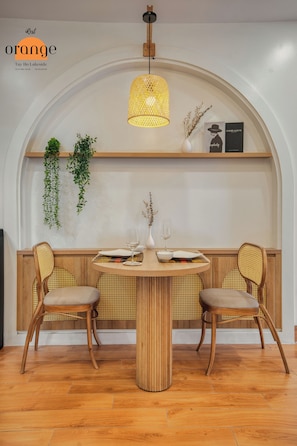Appartement, uitzicht op meer | Individueel gedecoreerd, individueel gemeubileerd, een bureau