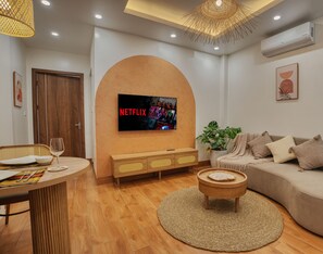 公寓, 湖景 | 起居區 | 智慧型電視