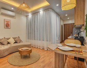 Căn hộ, quang cảnh hồ | Khu phòng khách | Smart TV 