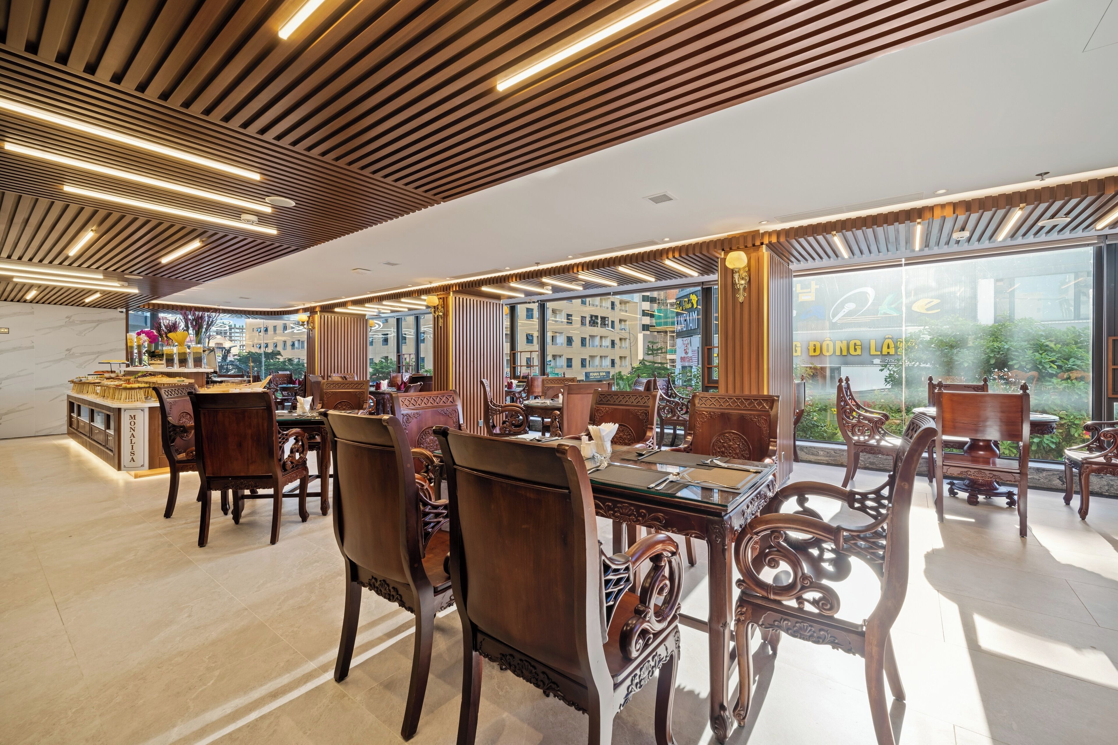 Un comedor moderno con mobiliario de madera y vista a la ciudad.