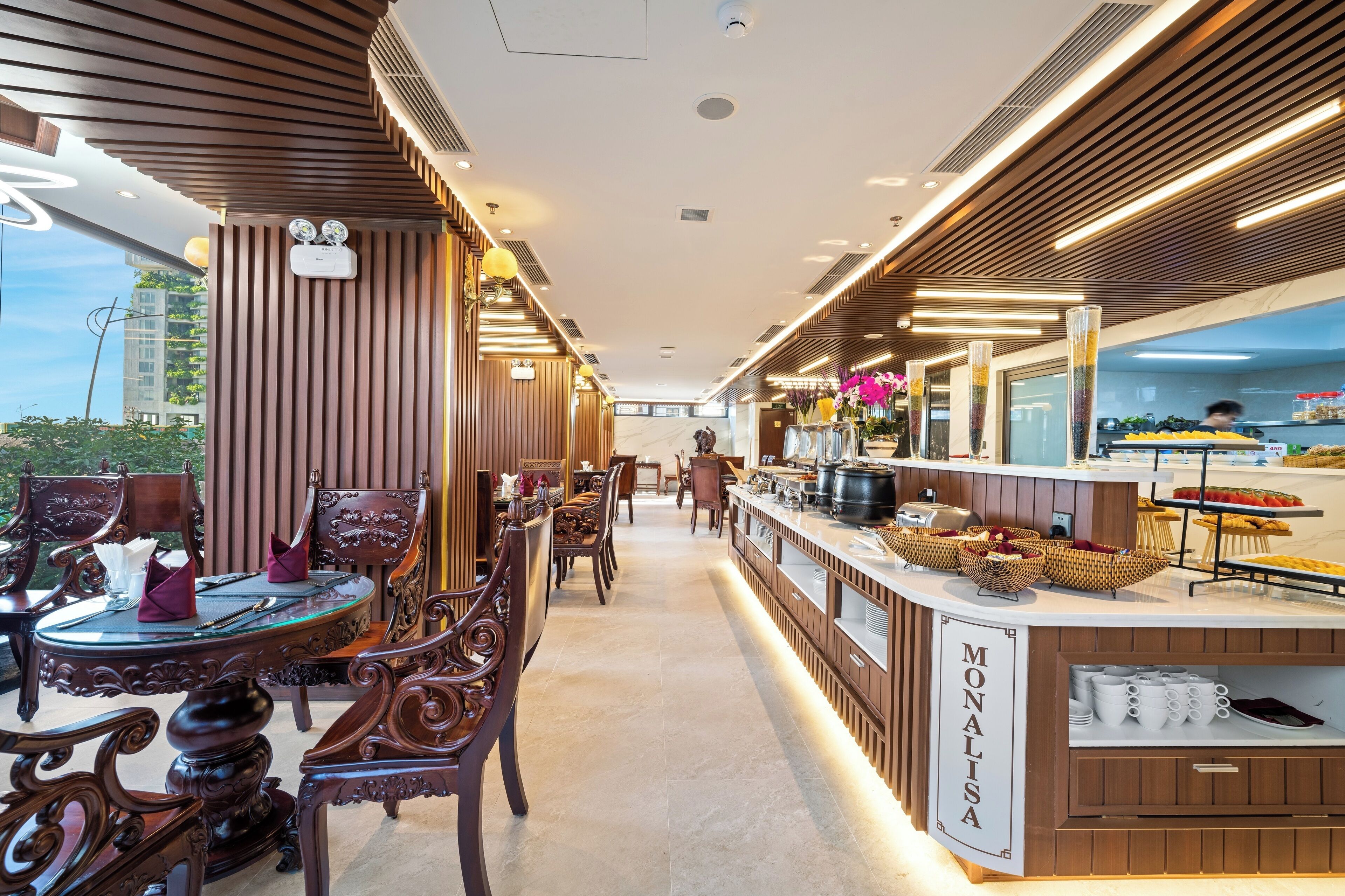 Un restaurante moderno con paneles de madera, una zona de bar y vistas a la ciudad.