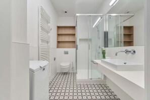 Shower, shampoo
