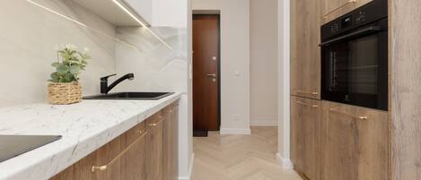 Fridge, oven, stovetop, dishwasher