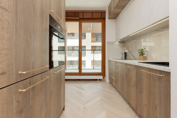 Fridge, oven, stovetop, dishwasher