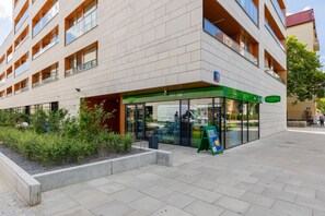 المنشأة من الخارج