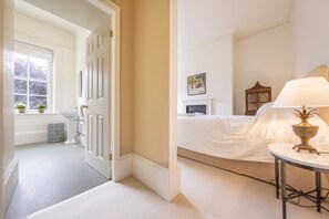 6 bedrooms, iron/ironing board, travel cot, Internet