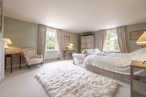 6 chambres, fer et planche à repasser, lit de bébé portatif