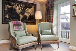 TV, fireplace - Beautifully presented, it is the perfect setting for a get together (Honeybourne)