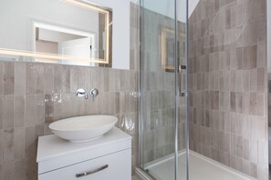 Shower, hair dryer - Beautifully presented, The Gables is the perfect setting for families and friends to get together (Honeybourne)