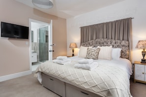 3 عدّة غرف نوم ومكواة/لوح كي وخدمة الإنترنت وملاءات أسرّة