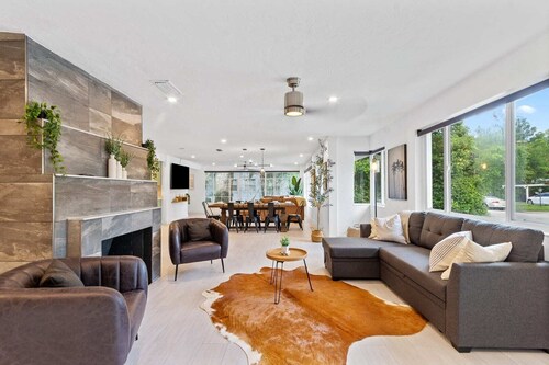 Family-Friendly Gainesville Home - Walk to UF - Pool + Sleeps 16