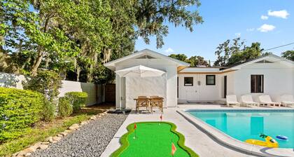 CHOMP HOUSE - 0.8m to Stadium, Pool, Sleeps 16, Mini Golf, Huge TV