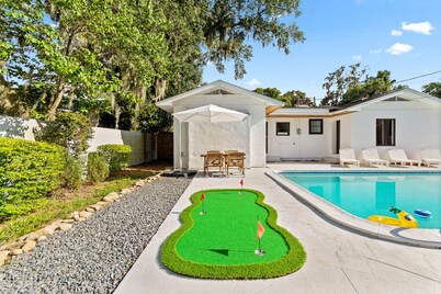CHOMP HOUSE - 0.8m to Stadium, Pool, Sleeps 16, Mini Golf, Huge TV