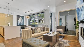 Een televisie en een open haard