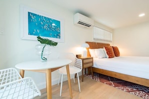 Tabla de planchar con plancha, cuna de viaje, wifi y ropa de cama