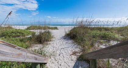 THE JUNI - Studio Steps to Beach, Downtown Cocoa