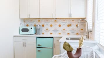 Refrigerador, microondas, cafetera y tetera y tostadora