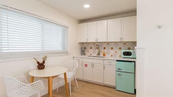 Køleskab, mikrobølgeovn, kaffe-/temaskine, brødrister