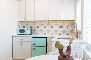 Kühlschrank, Mikrowelle, Wasserkocher mit Kaffee-/Teezubehör, Toaster