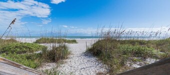 THE JUNI - Studio Steps From Beach & Downtown