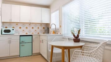 Kühlschrank, Mikrowelle, Wasserkocher mit Kaffee-/Teezubehör, Toaster