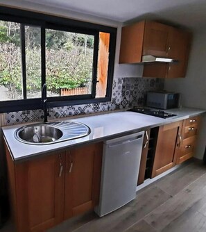 Refrigerador, microondas, cafetera y tetera y tetera eléctrica 