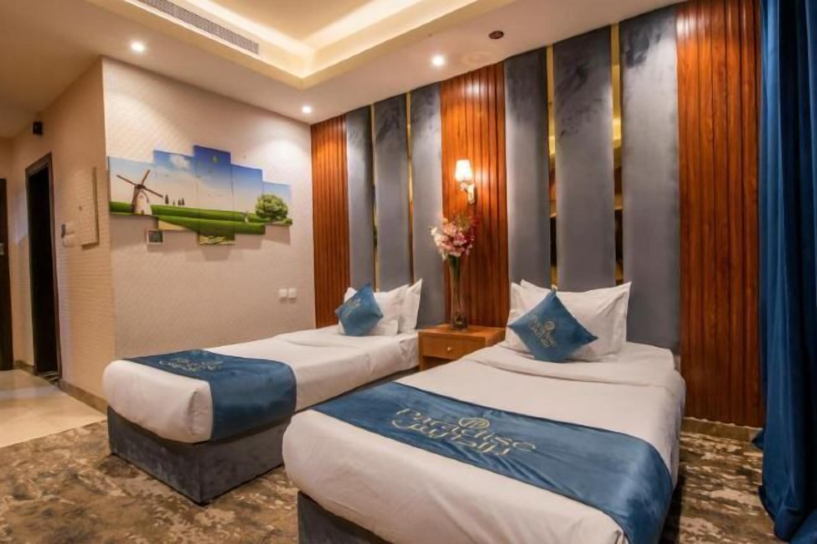 Caja de seguridad en la habitación, muebles diferentes y escritorio 