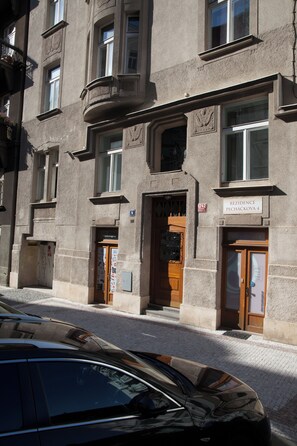 A building with a sign reading "RESIDENCE PECHACKOVA 4". - 2 Bed Flat - Sleeps 9 - Pets - Smoking on Terrace (Prague)