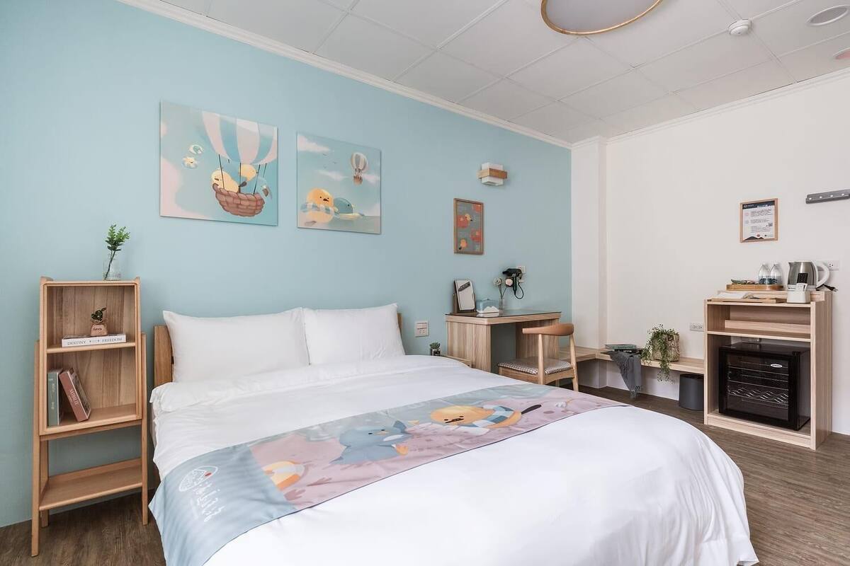 Dobbeltrom – classic | Dundyner, minibar (inkludert), skrivebord og blendingsgardiner