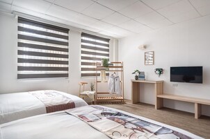 Cubrecamas, minibar con artículos gratuitos y decoración personalizada 