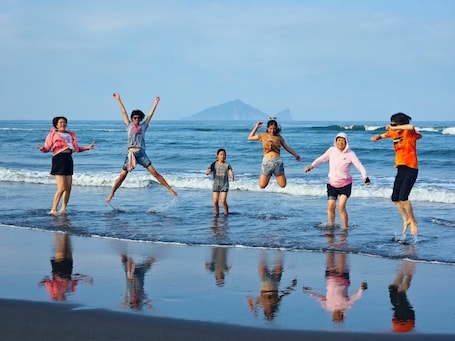 Playa en los alrededores y playa de arena negra