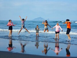 靠近海滩、黑沙