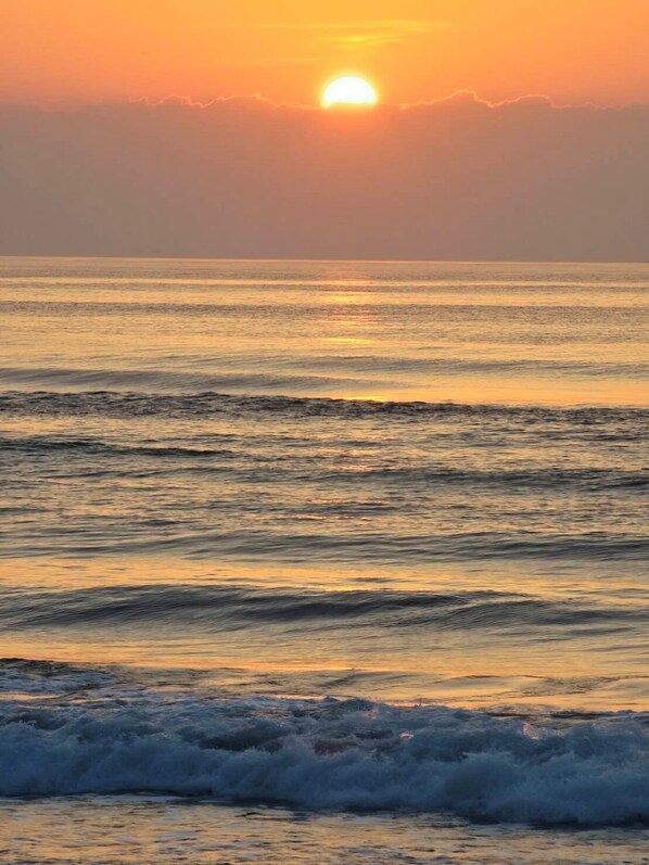 Beach nearby, black sand - Hibnb Guesthouse (Zhuangwei)