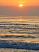 Una playa cerca, arena negra