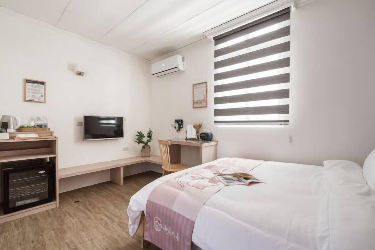 Dundyner, minibar (inkludert), skrivebord og blendingsgardiner