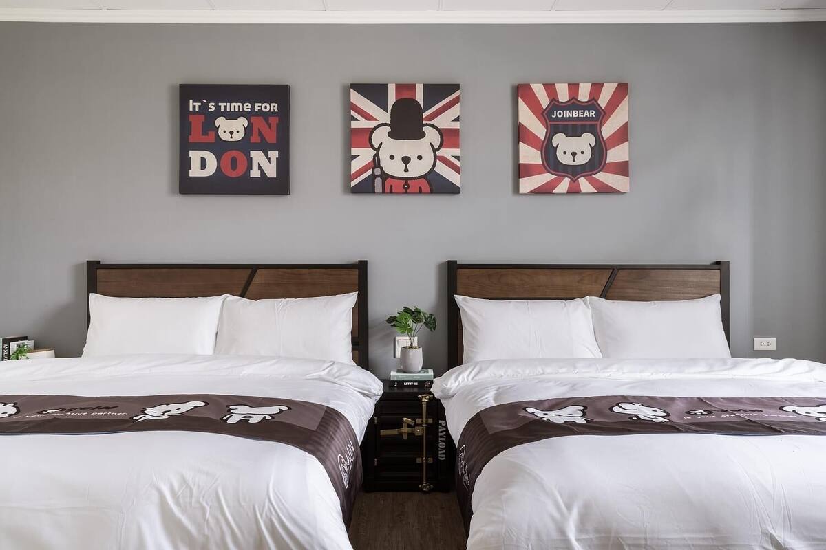 Firemannsrom – signature | Dundyner, minibar (inkludert), skrivebord og blendingsgardiner