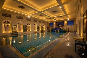 Kolam renang indoor