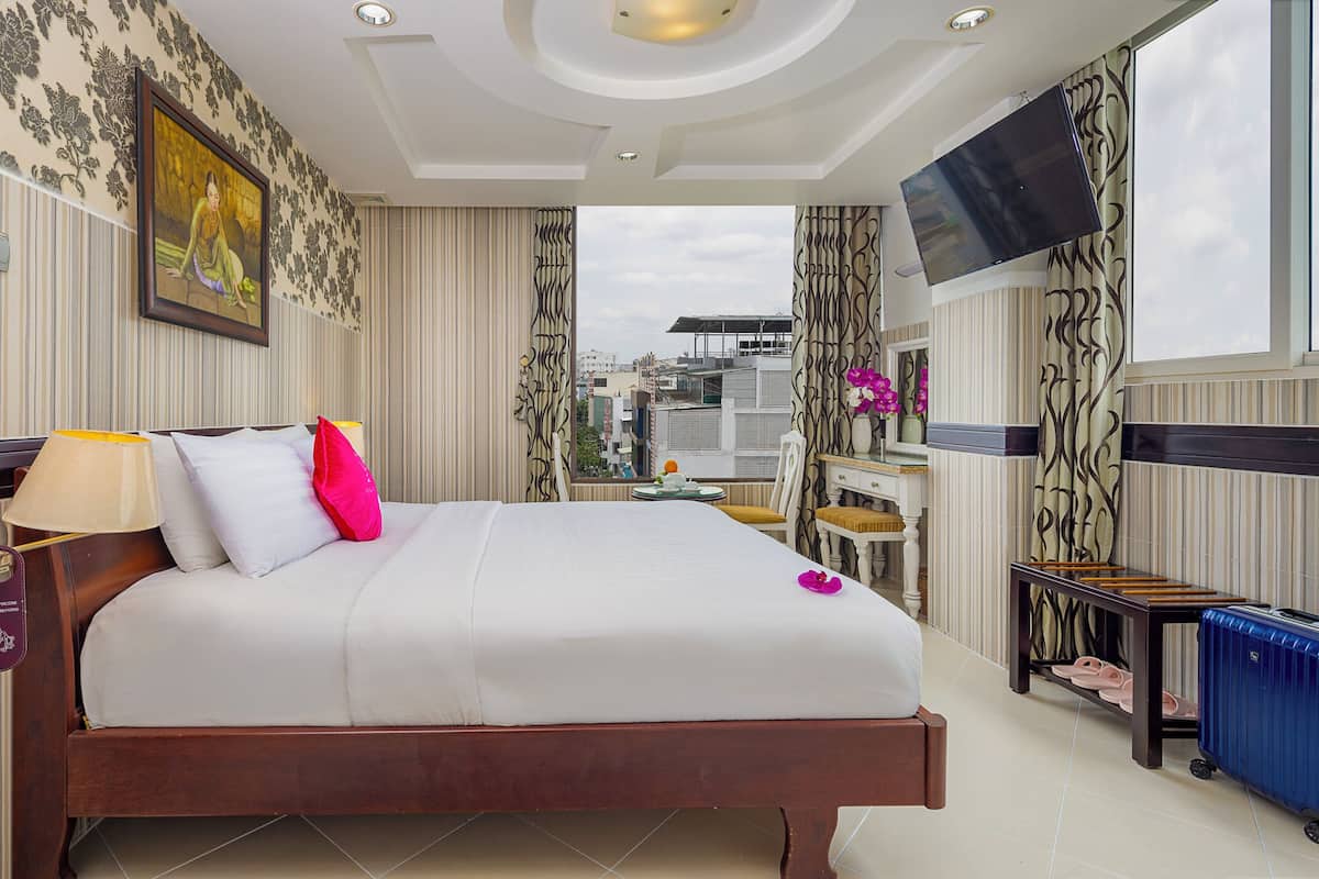 Junior Suite, 1 Bedroom | Desk, free WiFi, bed sheets