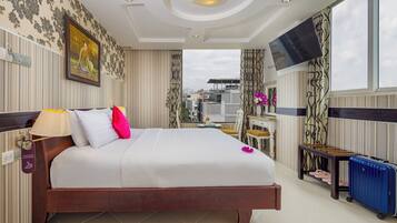 Junior Suite, 1 Bedroom | Desk, free WiFi, bed sheets