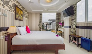 Junior Suite, 1 Bedroom | Desk, free WiFi, bed sheets - Pink Suite Saigon Hotel (Ho Chi Minh City)