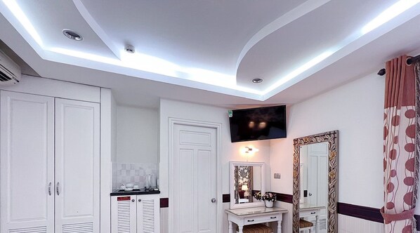 Escritorio, wifi gratis y ropa de cama 