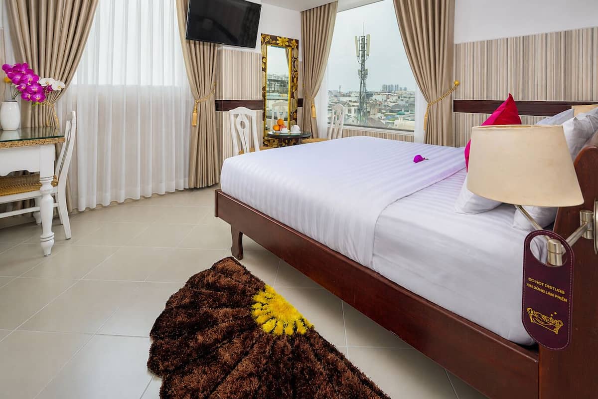 Luxury Suite, 1 Bedroom | Desk, free WiFi, bed sheets
